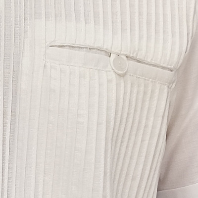 Modelo usando guayabera manga corta blanca en evento informal al aire libre
