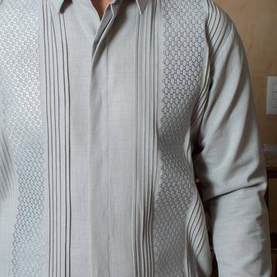 Modelo usando guayabera manga larga gris en evento elegante