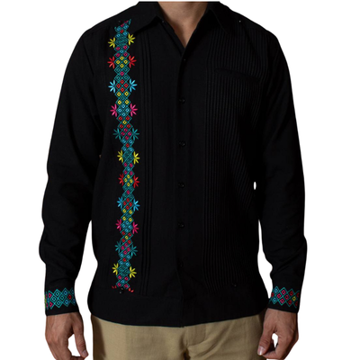 Modelo usando guayabera negra bordada en celebración nocturna