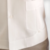 Modelo usando guayabera original para evento formal
