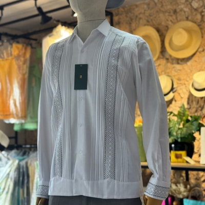 Modelo usando guayabera presidencial blanca bordada tradicional