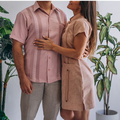 Modelo usando guayabera rosa claro bordada