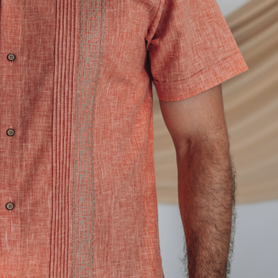 Modelo usando guayabera salmón bordada