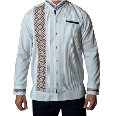 Modelo usando guayabera típica bordada en evento cultural