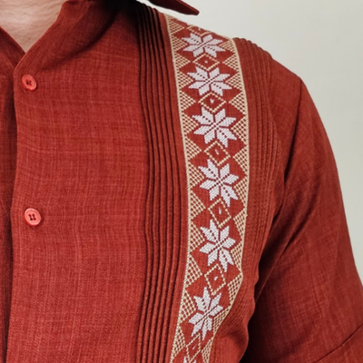 Modelo usando guayabera terracota de manga corta con pantalones claros.