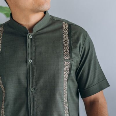 Modelo usando guayabera verde aceituna manga corta