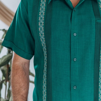 Modelo usando guayabera verde jade manga corta