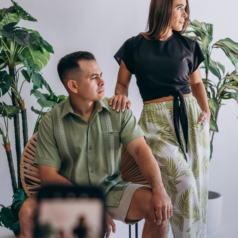 Modelo usando guayabera verde olivo manga corta