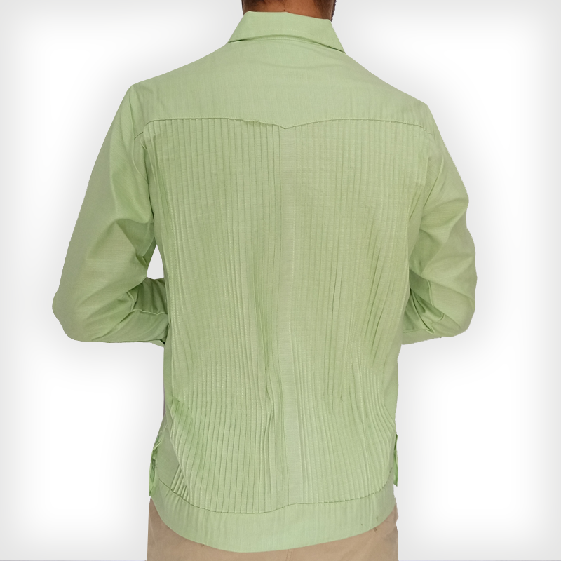 Modelo usando guayabera verde pistache con pantalón beige