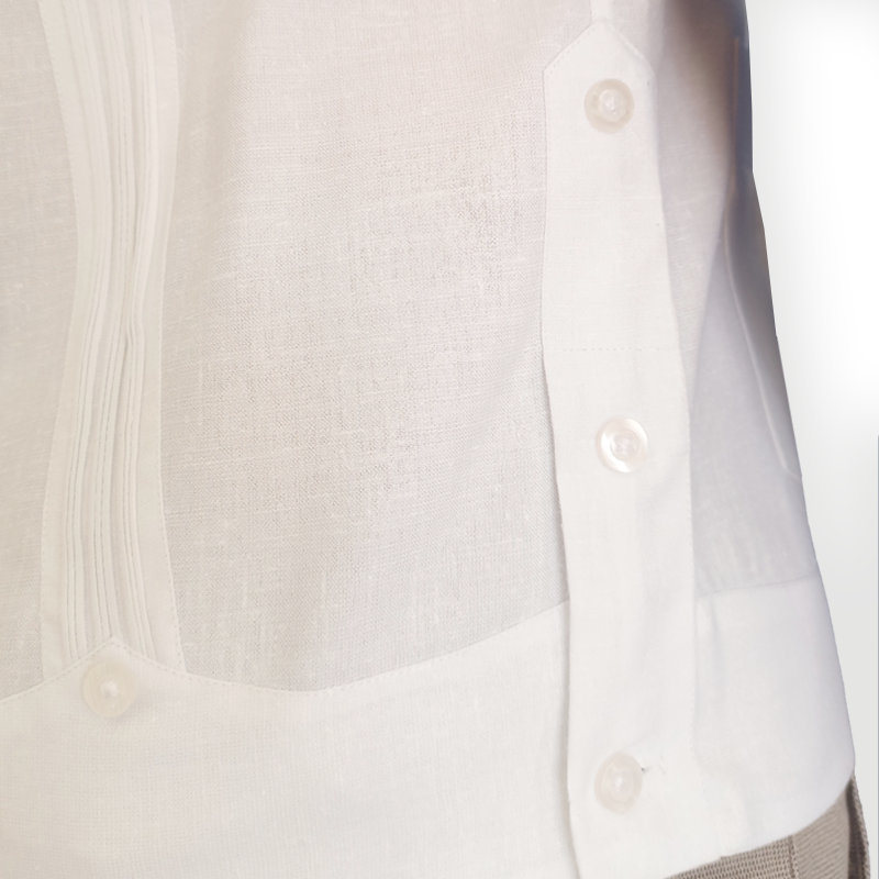 Modelo usando guayabera yucateca blanca en evento formal