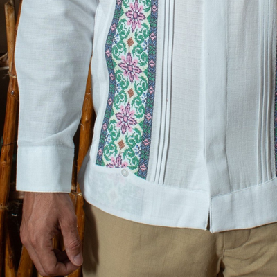 Modelo usando guayabera yucateca bordada en evento cultural