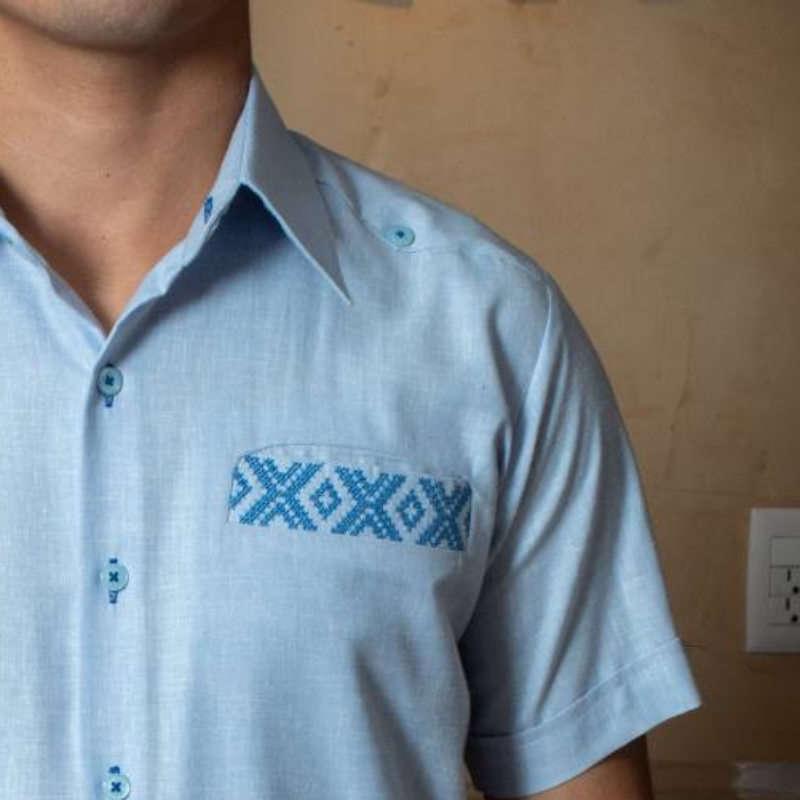 Guayabera azul cielo bordada artesanalmente en lino y algodón.