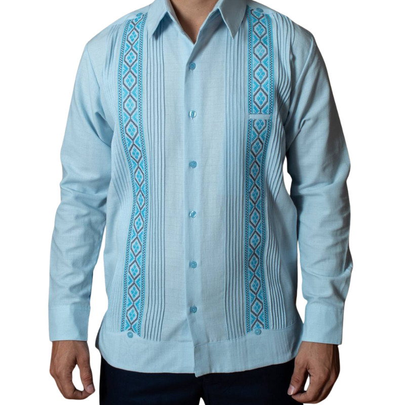 Modelo vistiendo guayabera azul cielo de manga larga con pantalones negros