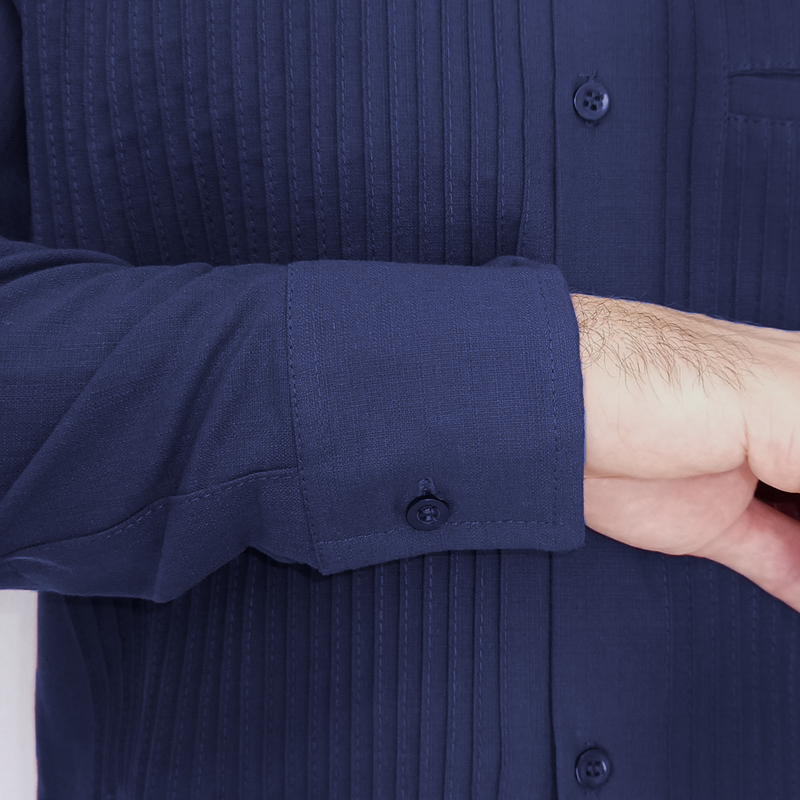 Modelo vistiendo guayabera azul marino con diseño tradicional