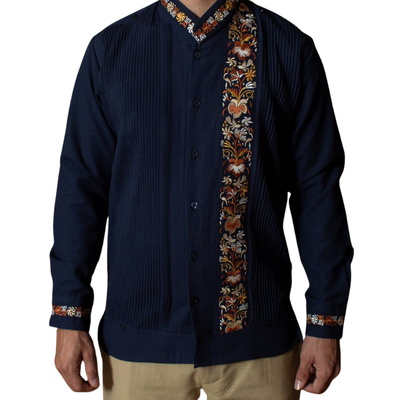 Modelo vistiendo guayabera azul índigo con pantalones beige