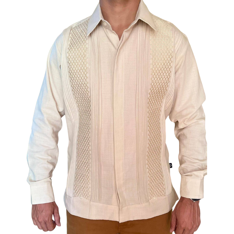 Modelo vistiendo guayabera beige manga larga en evento formal