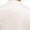 Modelo vistiendo guayabera blanca manga larga en look formal