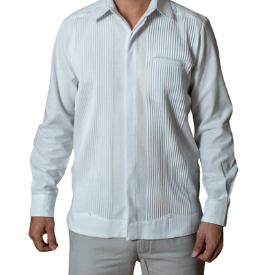 Modelo vistiendo guayabera blanca presidencial elegante