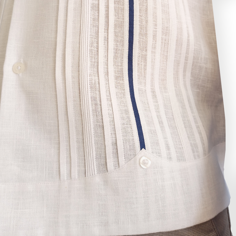 Modelo vistiendo guayabera para boda con pantalón beige