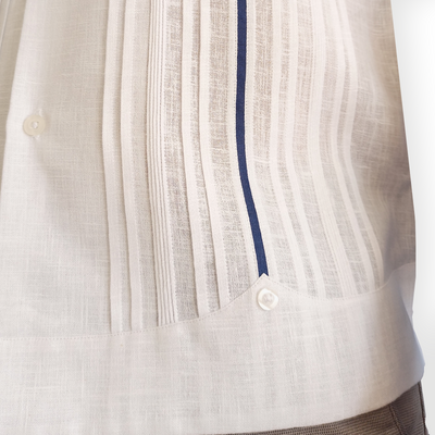 Modelo vistiendo guayabera para boda con pantalón beige