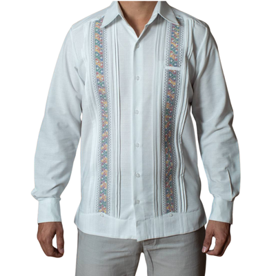 Modelo vistiendo guayabera presidencial bordada multicolor elegante
