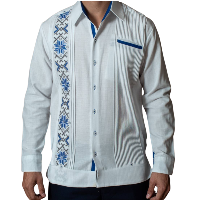 Modelo vistiendo guayabera presidencial con bordado azul elegante