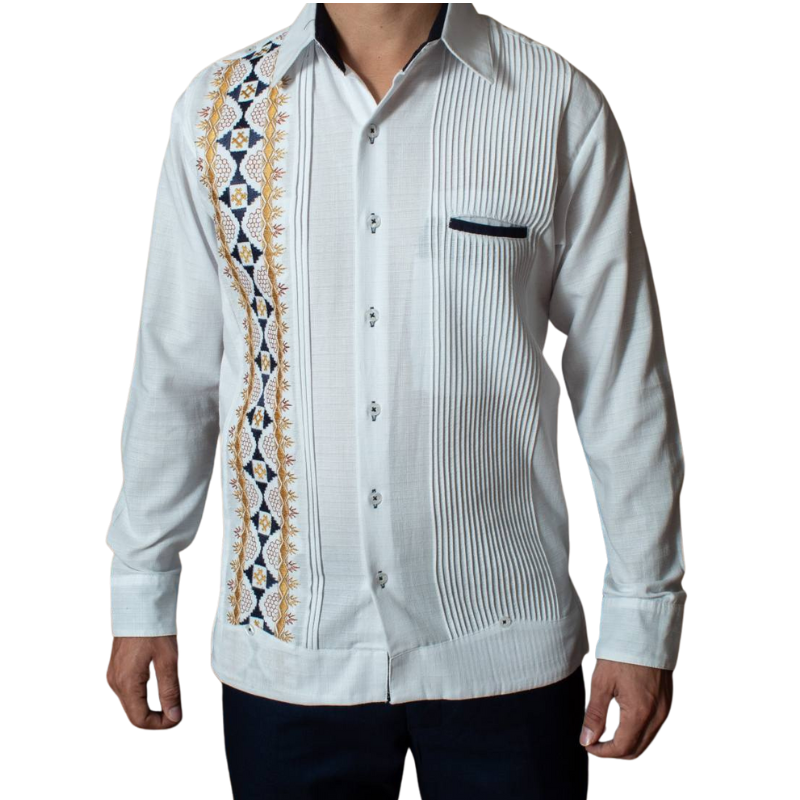 Modelo vistiendo guayabera punto de cruz en evento cultural