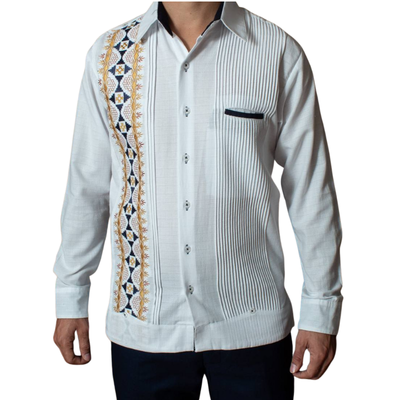 Modelo vistiendo guayabera punto de cruz en evento cultural