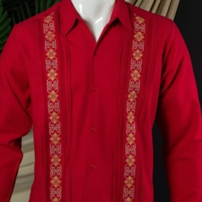 Modelo vistiendo guayabera roja para hombre con pantalones beige