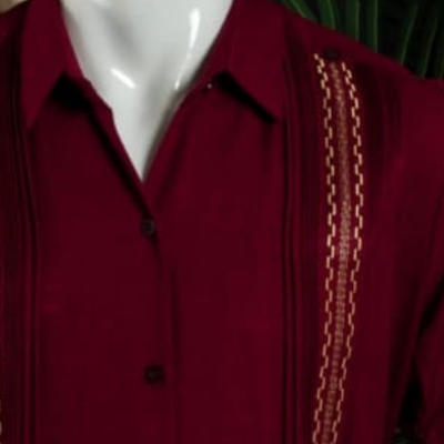 Modelo vistiendo guayabera rojo vino para hombre con pantalones beige