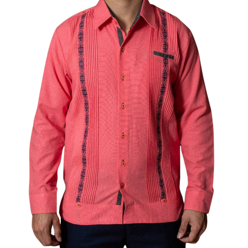 Modelo vistiendo guayabera rosa coral con pantalones negro
