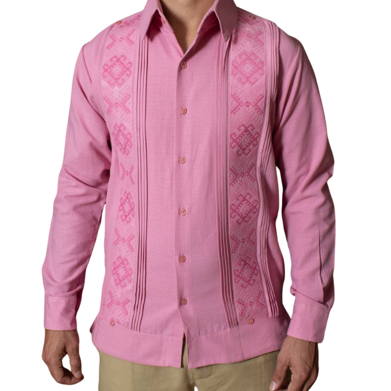 Modelo vistiendo guayabera rosa pastel combinada con pantalones beige