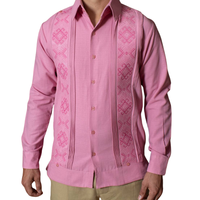 Modelo vistiendo guayabera rosa pastel combinada con pantalones beige