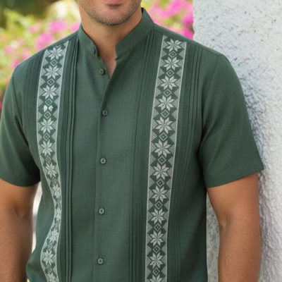 Modelo vistiendo guayabera verde botella combinada con pantalones blancos