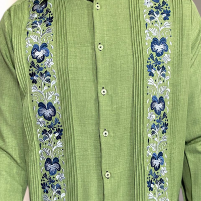 Modelo vistiendo guayabera verde manzana con pantalones blancos