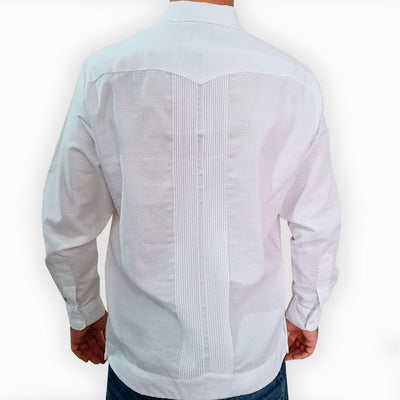 Novio usando guayabera blanca formal en ceremonia