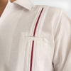 Primer plano de los detalles color vino en guayabera hombre manga larga