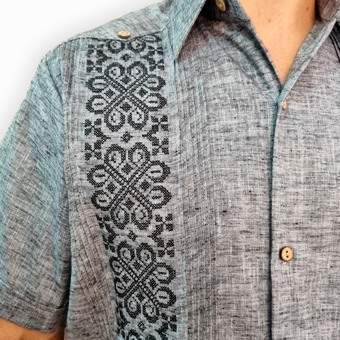 Primer plano del bordado elegante en guayabera gris moderna