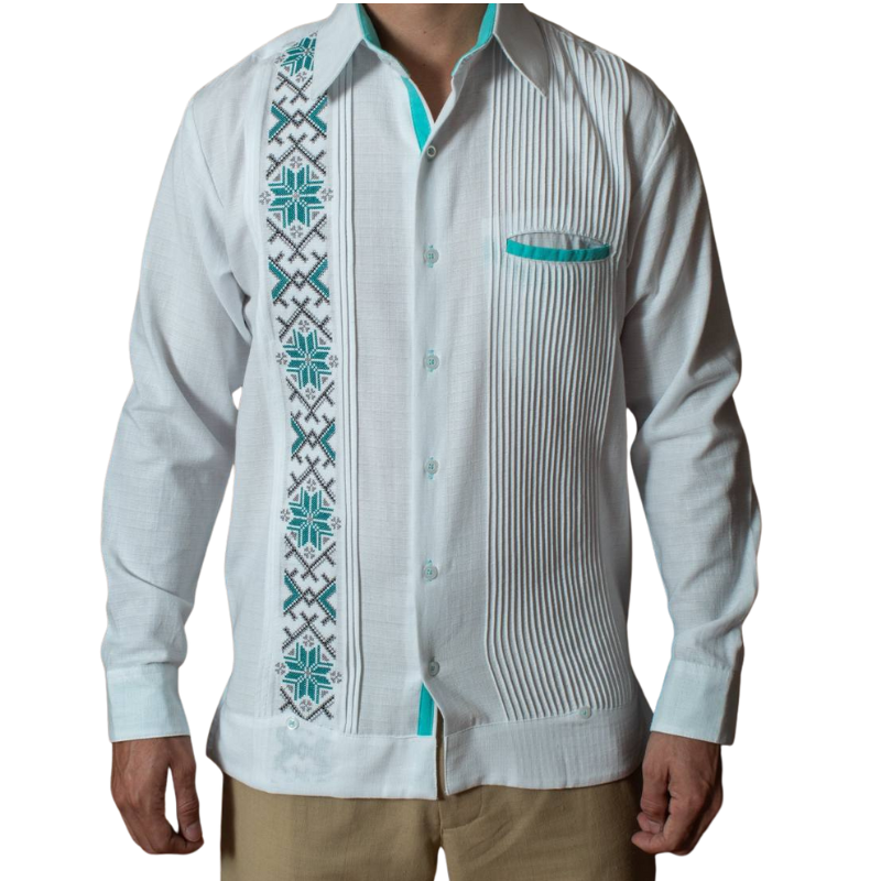 Vista completa de la guayabera presidencial turquesa en modelo