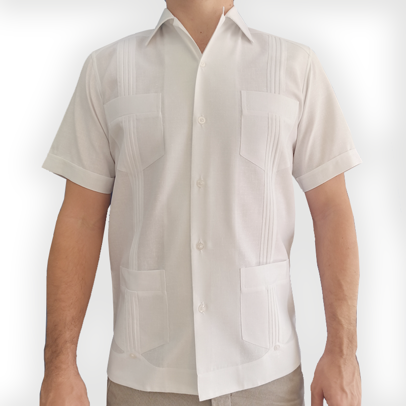 Vista frontal de guayabera cubana tradicional

