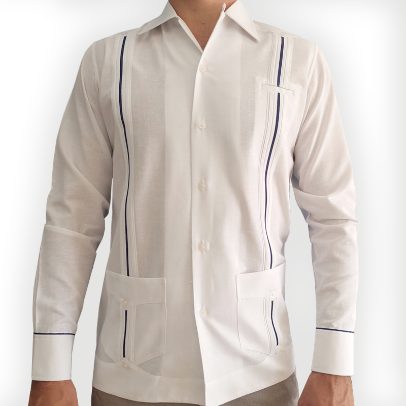 Vista frontal de guayabera hombre boda combinada con pantalón azul