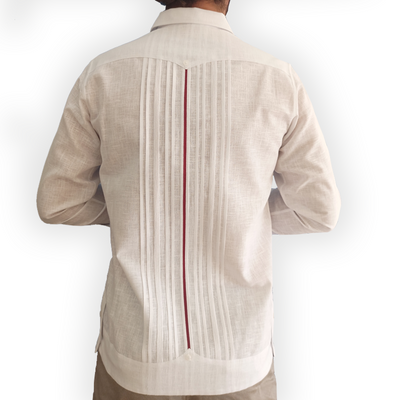 Vista trasera de guayabera elegante hombre con pliegues