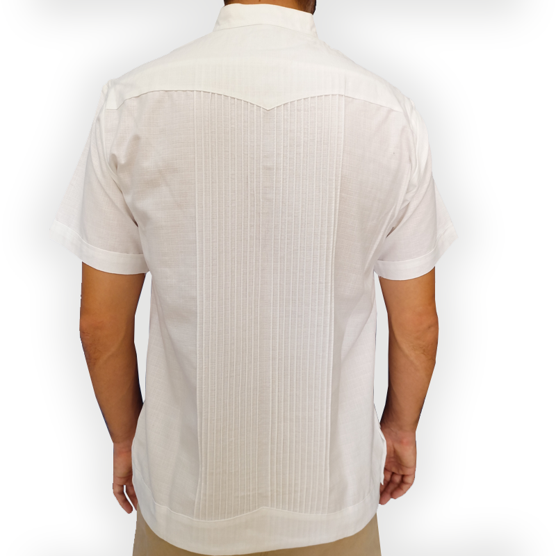 Vista trasera de la guayabera blanca de lino y algodón