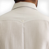 Vista trasera de la guayabera presidencial blanca de manga larga