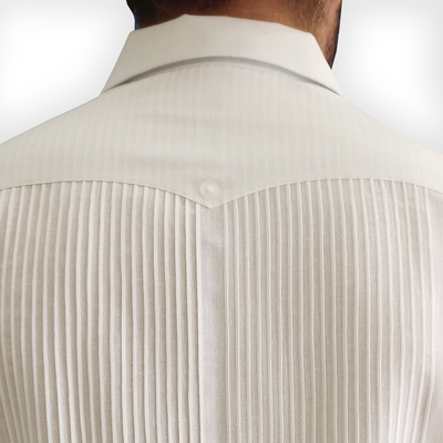 Vista trasera de la guayabera presidencial blanca de manga larga