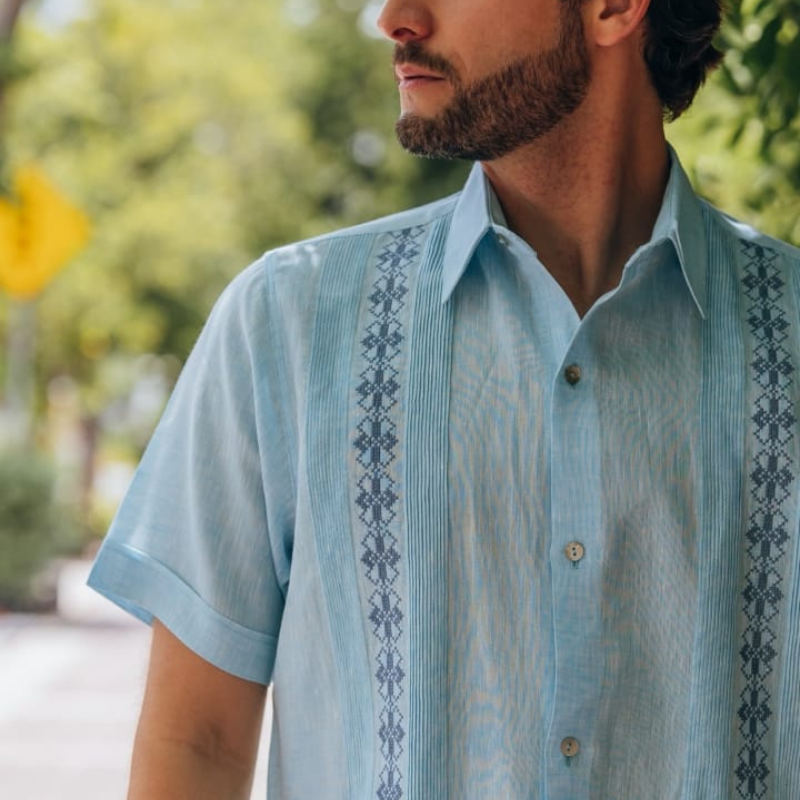 camisa guayabera color azul cielo para hombre