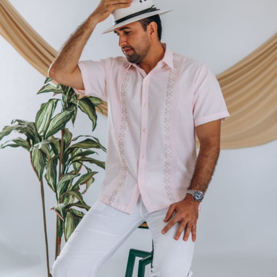 camisa guayabera rosa claro para hombre