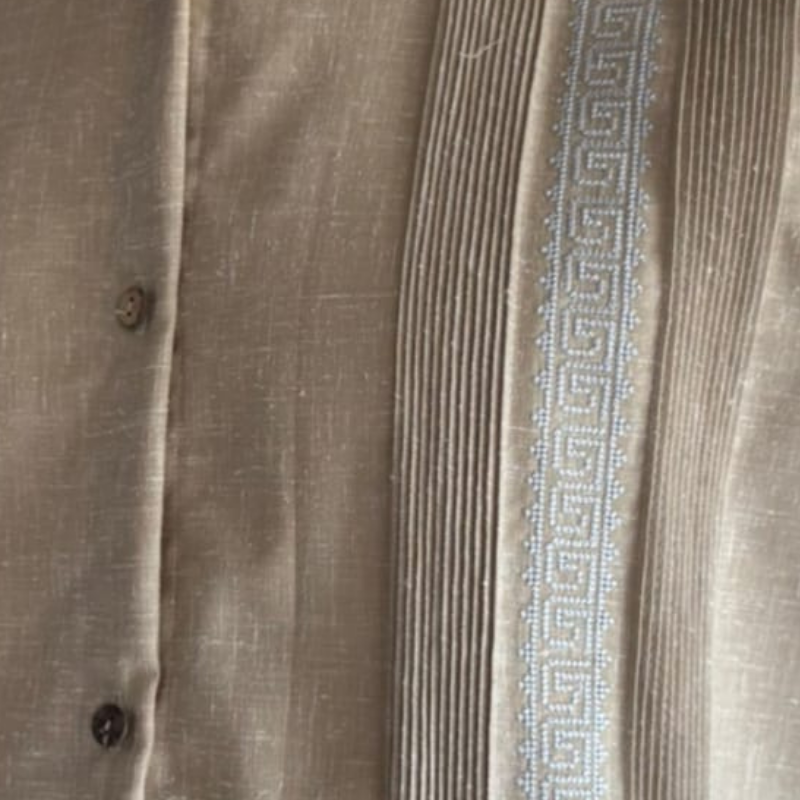 detalle Guayabera Beige Manga Corta Bordada