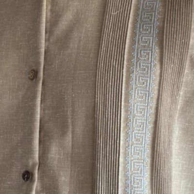 detalle Guayabera Beige Manga Corta Bordada