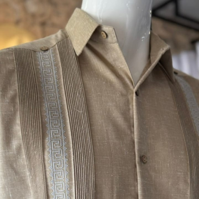 detalle Guayabera Beige Manga Corta Bordada hombre